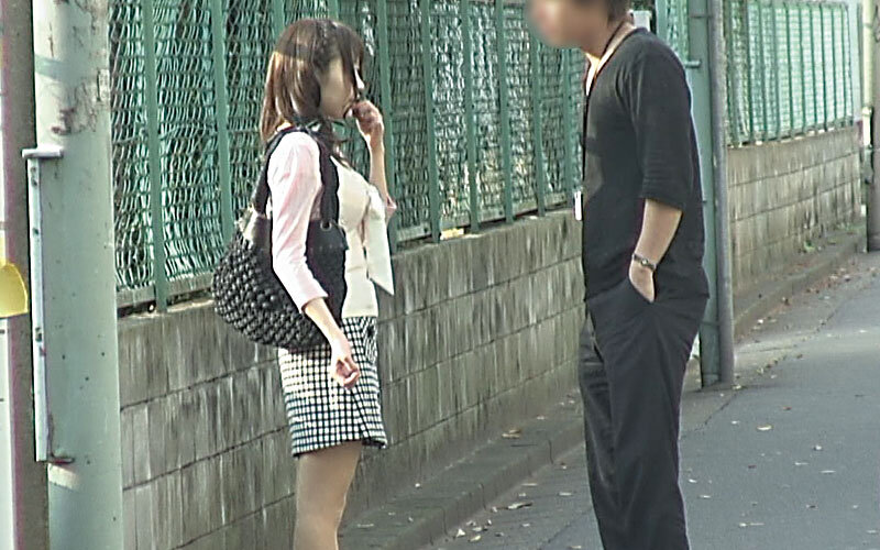 素人ドッキリ企画 見知らぬ男性にナンパ即口説かれるハプニング！旦那はモニター越しに監視、若妻が寝取られ浮気SEX4時間 - サンプル画像 - 18
