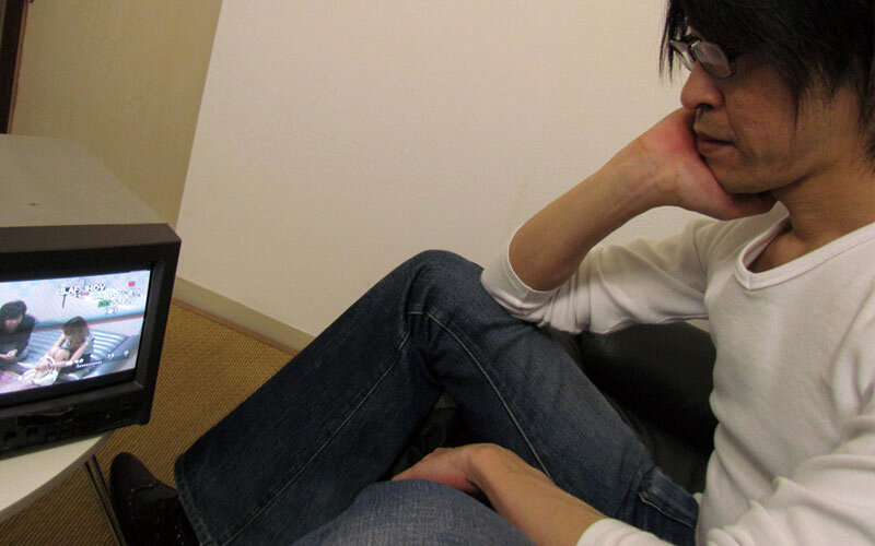 素人ドッキリ企画 見知らぬ男性に口説かれ拒めず寝取られ浮気SEX！旦那が監視→乱入、修羅場のハプニングも…4時間 - サンプル画像 - 12