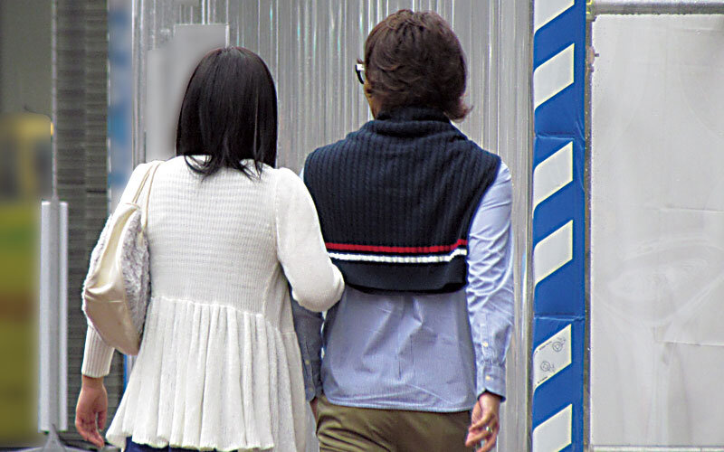素人ドッキリ企画 見知らぬ男性に口説かれ拒めず寝取られ浮気SEX！旦那が監視→乱入、修羅場のハプニングも…4時間 - サンプル画像 - 16