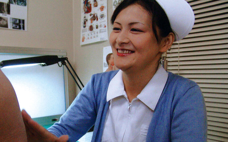 人妻ナースにわざと勃起したチ●ポを見せて「手コキだけでも…？」とお願いしたら、どんな結末が…！？4時間 - サンプル画像 - 10