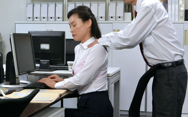 OLのむちむち制服＆パンストに思わず勃起！処分覚悟でセクハラしたら、奥様達は腰をクネラセ甘い吐息を出してくれるのか？！4時間 - サンプル画像 - 5