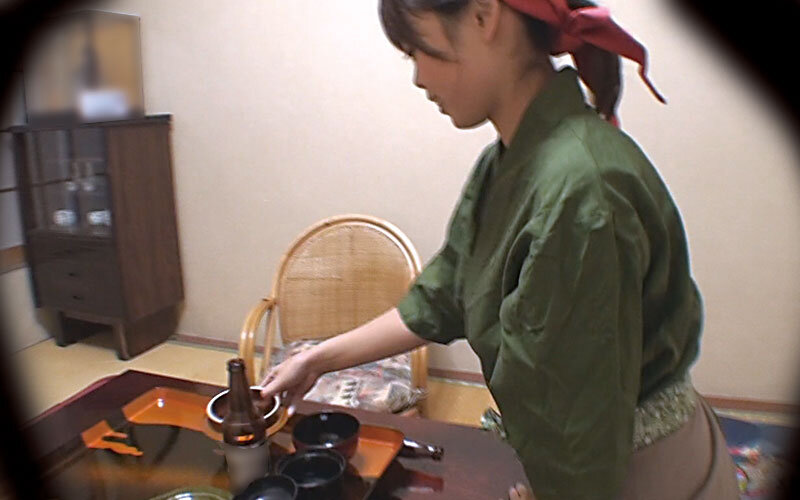 美人でエロ体型と評判の仲居さんがいる旅館に行って 人妻の仲居さんをチップで口説いてみたら…4時間 - サンプル画像 - 15