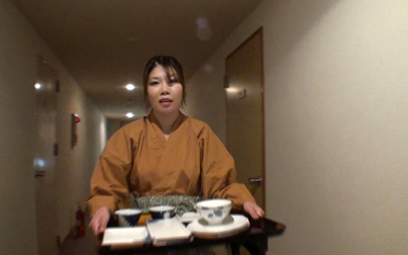 美人でエロ体型と評判の仲居さんがいる旅館に行って 人妻の仲居さんをチップで口説いてみたら…4時間 - サンプル画像 - 16