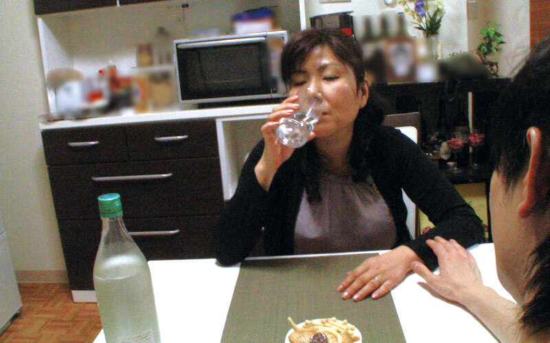 「こんな体のどこがいいの！？」豊満肉体の母はスケベな息子にヤラレちゃう4時間 - サンプル画像 - 19