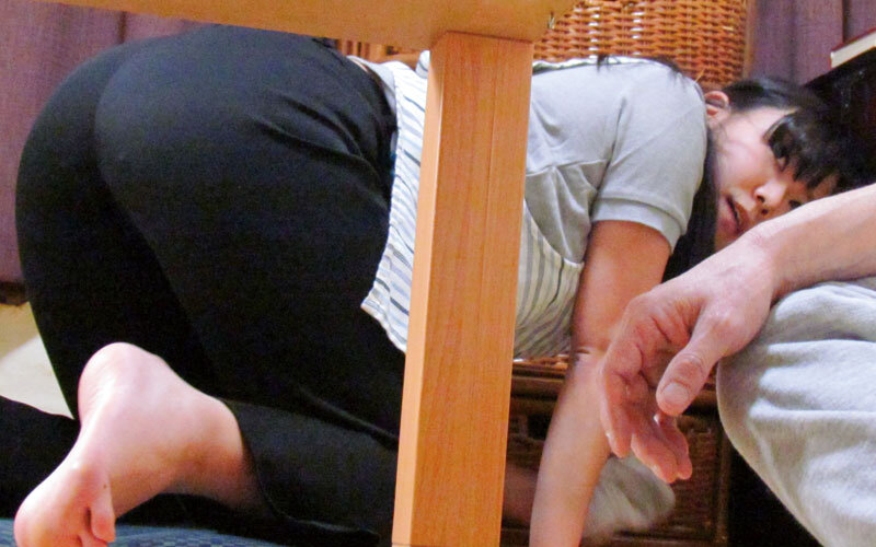 ヘルパーのおばさんに勃起チ○ポ見せて射精介助を頼むと、どんな結末が…！？4時間 - サンプル画像 - 16