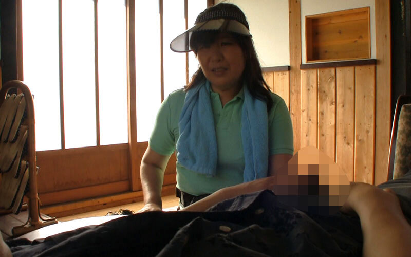 玄関先で宅配・集金のおばさんに誘惑されて 唾液手コキ濃厚フェラで抜いてくれた！4時間 - サンプル画像 - 2