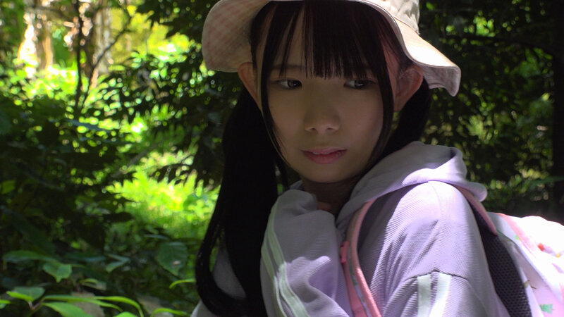 欲望の森 まいごの全裸少女を森で見つけて性欲が抑えられない 南日菜乃 - サンプル画像 - 1
