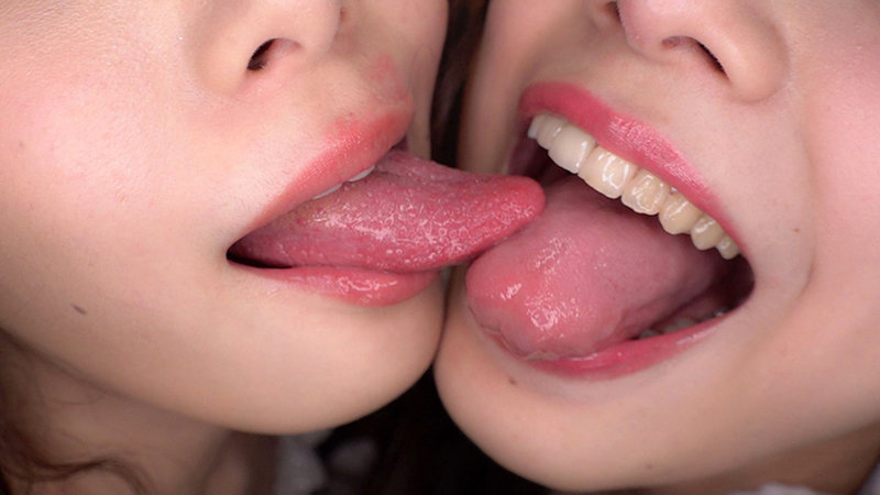 なが～い舌で精子を搾り取るエグいフェラ技がすごすぎて速攻射精させられた…でも一発出しただけじゃ終わらない！唾液で全身ぐっちょぐちょにして一滴残らずザーメンごっくんチンシャブW痴女 結城りの 野咲美桜 - サンプル画像 - 14