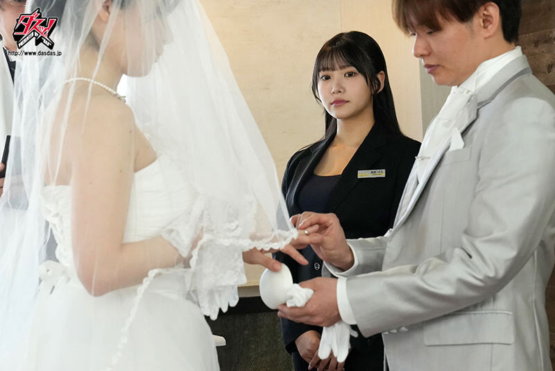 【人生で最も特別な日ーそれは結婚式─】新婦の目を盗んで、何度も何度も繰り返す生ハメ強●ズコバコSEX！唾液を絡ませて腰を振りまくる変態ウエディングプランナー 姫咲はな - サンプル画像 - 1