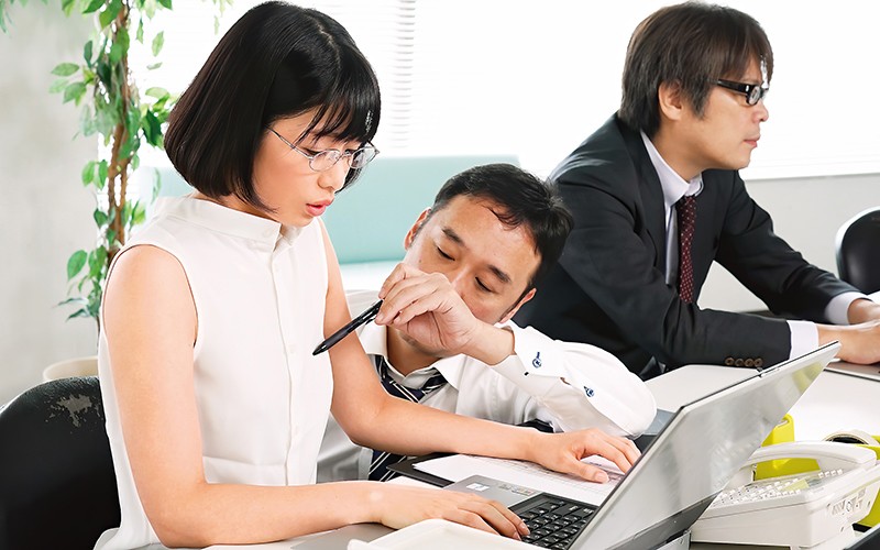 上司に乳首ハラスメントされ続け、早漏イクイク敏感体質に仕込まれた女子社員 川上奈々美 - サンプル画像 - 1