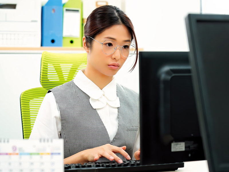 行き遅れた三十路女に気のある素振り見せたらマジ惚れされて一発ハメて終わるつもりがカニばさみロックと杭打ちピストンで逃げられず何度も中出しさせられた 川上奈々美 - サンプル画像 - 1