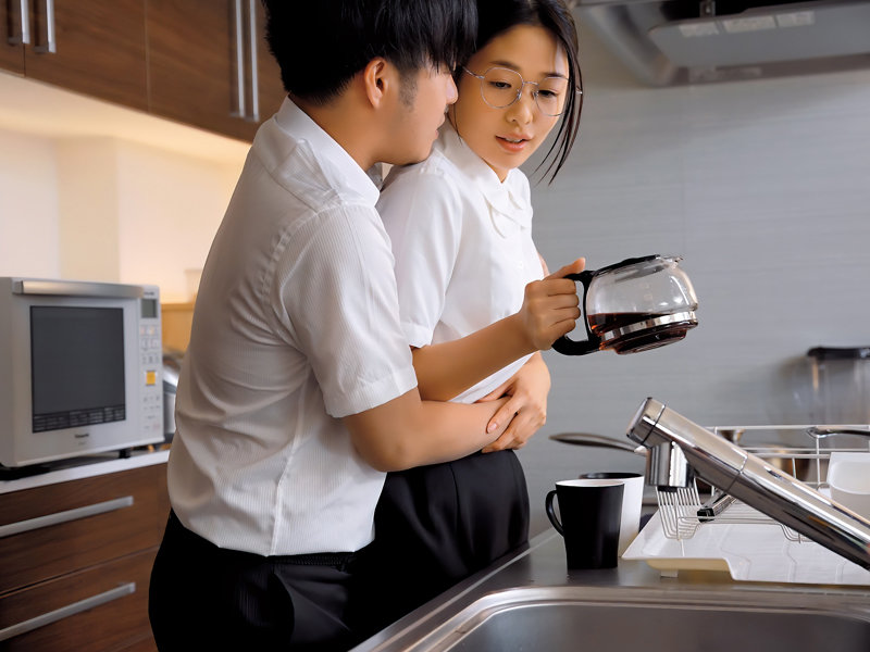 行き遅れた三十路女に気のある素振り見せたらマジ惚れされて一発ハメて終わるつもりがカニばさみロックと杭打ちピストンで逃げられず何度も中出しさせられた 川上奈々美 - サンプル画像 - 2