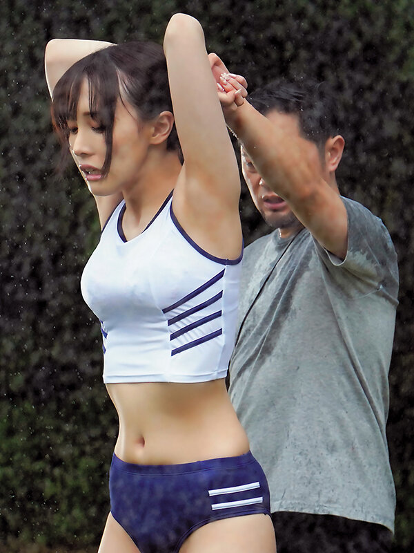 雨に打たれながら練習する女子陸上部員の濡れ髪透け乳に勃起を隠せずどしゃ降りのグラウンドでずぶ濡れハメしまくった雨続きの夏合宿 白石もも - サンプル画像 - 2