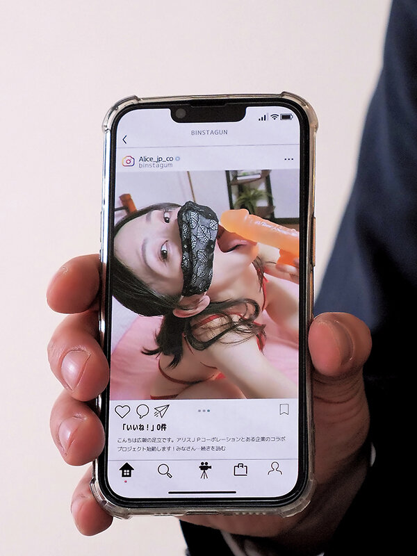 美人広報が裏垢と間違えて公式SNSに誤爆したエロ写メを秒でスクショした僕は口止めパコ狙いで近づいたけど想像を超える絶倫ビッチで何度イッてもやめてもらえずザーメンも男潮も搾り取られた 足立友梨 - サンプル画像 - 3