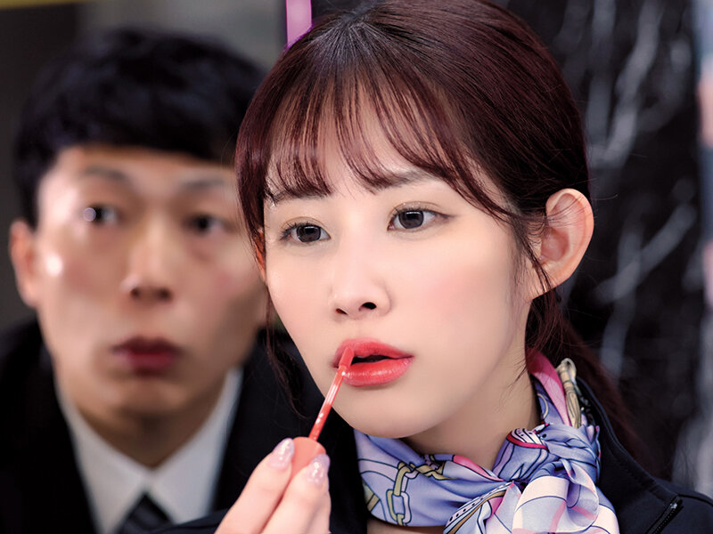 妻の付き添いで立ち寄った化粧品フロアの美容部員が肉厚ぽってり唇にソソる目つきの顔面性器で一生一度の浮気チャンス 妻の目を盗んでは交わす濃厚接吻と吸い犯しキスマーキングにもう戻れず合体ベロキスフルパコ中出し不倫 二羽紗愛 - サンプル画像 - 1