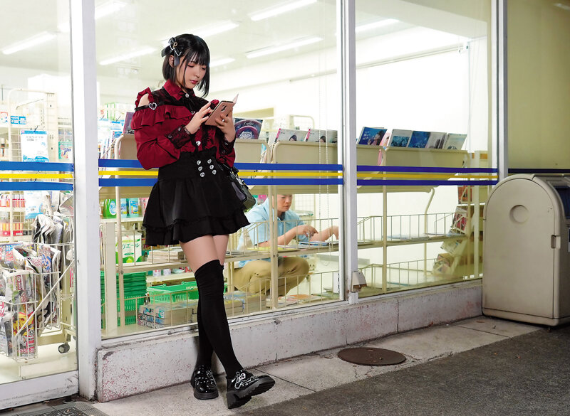 「ち○ちん舐めるからご飯ちょうだい？」コンビニ深夜バイトで廃棄弁当目当てのちんしゃぶ地雷系女子に懐かれた僕がねっちょりジュボジュボ口淫で情けなく何度もザーメンお漏らしフェラ沼堕ちした3日間 虹村ゆみ - サンプル画像 - 8