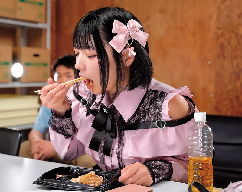 「ち○ちん舐めるからご飯ちょうだい？」コンビニ深夜バイトで廃棄弁当目当てのちんしゃぶ地雷系女子に懐かれた僕がねっちょりジュボジュボ口淫で情けなく何度もザーメンお漏らしフェラ沼堕ちした3日間 虹村ゆみ - サンプル画像 - 9