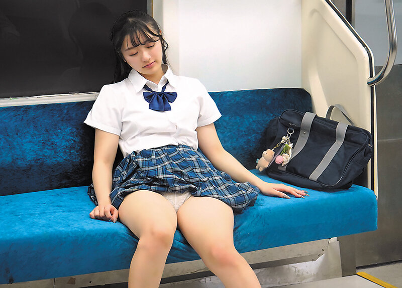 最終電車でいつも乗り合わせる女子校生の無防備なフリしたパンチラ見せつけ誘惑にまんまと引っかかった僕は2人きりの車内で淫音ぬちゅんぱちゅん鳴らし終着駅までハメ狂った 花守夏歩 - サンプル画像 - 1