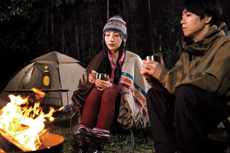 キャンプ場で今は人妻になった同級生と5年ぶりに再会 焚き火に照らされた横顔がやけに艶めかしく夫の目を盗んでは三日三晩愛し合った 北野未奈 - サンプル画像 - 10