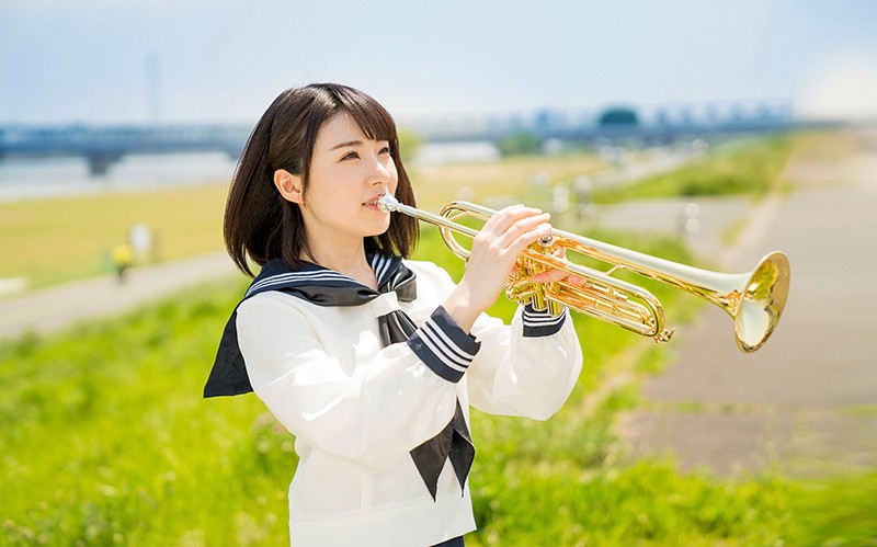 青春メモリアルSEXドキュメント ひかるちゃんAVデビュー 卒業式直後にマジックミラー便に乗った吹奏楽部の美少女女子○生の3年間応援スタンドから片思いし続けた野球部同級生との恥じらい純情SEXお見せします！ 皆月ひかる - サンプル画像 - 1