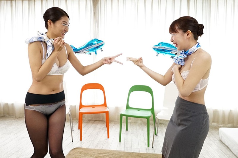高嶺の花の美人キャビンアテンダント限定！航空会社対抗中出し野球拳！勝てば100万円！負ければいきなりデカチン即ハメ！フライト帰りのCAオマ○コに上司の目の前で何度イってもやめない追撃ピストンで抜かずの連続中出し！4人合計18発 - サンプル画像 - 4