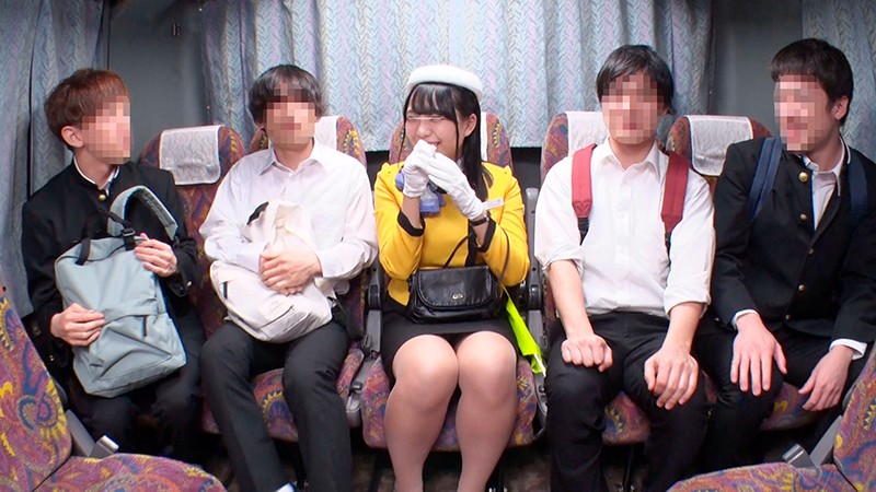 一般男女モニタリングAV みんなの憧れの巨乳バスガイド限定！修学旅行中の男子○校生たちのチ○ポの悩みを大きなおっぱいと手コキとフェラで解決してくれませんか！？服の上からでも分かる巨乳に勃起が収まらない童貞くんを優しく導きながら筆おろし！我慢できなくなった男… - サンプル画像 - 1