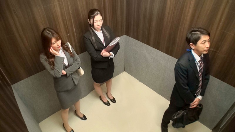 一般男女ドキュメントAV 強気な巨乳女上司たちと灼熱のエレベーターの中に閉じ込められて…熱気ムンムン、極限状態の汗だく逆3Pで痴女られ続けて、何度も中出し要求された僕 - サンプル画像 - 2