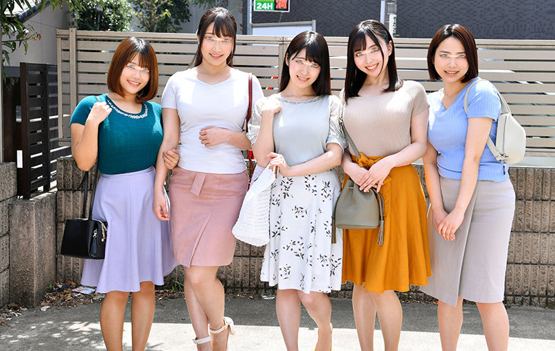 旦那の居ぬ間に突撃交渉！幼稚園に子供を送った帰りのママ友さんたち！童貞くんと自宅で人生初の王様ゲームしてみませんか？旦那とご無沙汰な欲求不満妻を独り占めでハメまくり！！中出し放題！！念願のハーレム筆下ろし大乱交 5 in目黒区●●町●丁目●番地 - サンプル画像 - 2