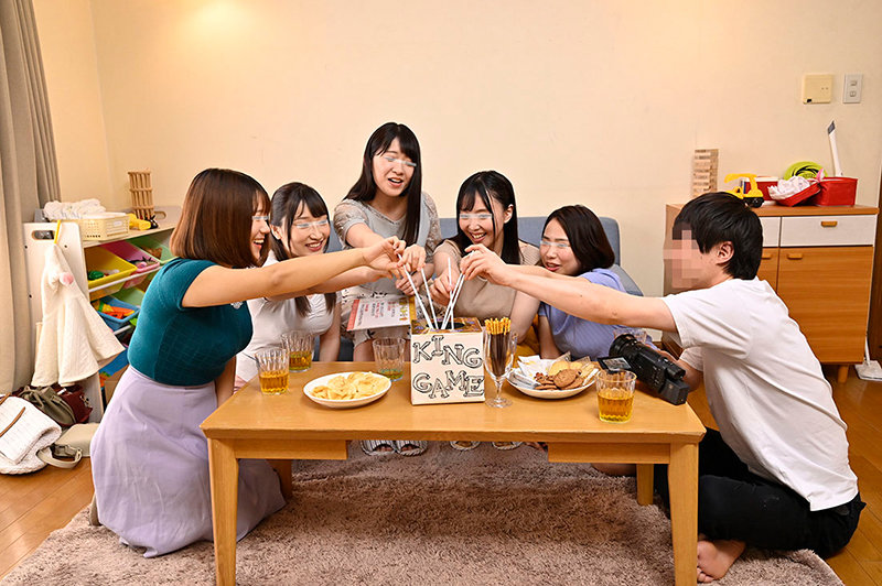 旦那の居ぬ間に突撃交渉！幼稚園に子供を送った帰りのママ友さんたち！童貞くんと自宅で人生初の王様ゲームしてみませんか？旦那とご無沙汰な欲求不満妻を独り占めでハメまくり！！中出し放題！！念願のハーレム筆下ろし大乱交 5 in目黒区●●町●丁目●番地 - サンプル画像 - 3