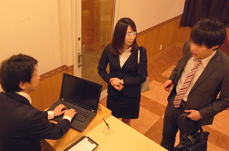 一般男女モニタリングAV 職場の同僚ドッキリ企画 出張先のビジネスホテルで憧れの女先輩と後輩男子が2人っきりでまさかまさかの相部屋宿泊！次々と巻き起こるエッチなハプニングで急接近した同じ職場の男女が会社に内緒の生ハメセックス！翌日の仕事も忘れ没頭のけぞり…6 - サンプル画像 - 2