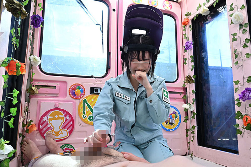 一般男女モニタリングAV×マジックミラー便コラボ企画 路上実験！‘肉体労働の女はやっぱりエロい’という噂は本当か！？ 現場で汗を流すガテン系女子にいきなりデカチン見せつけ！Mっ気を引き出す超羞恥ミッションで濡れだした汗だくオマ○コにデカチ○ポをねじ込まれ身体… - サンプル画像 - 3