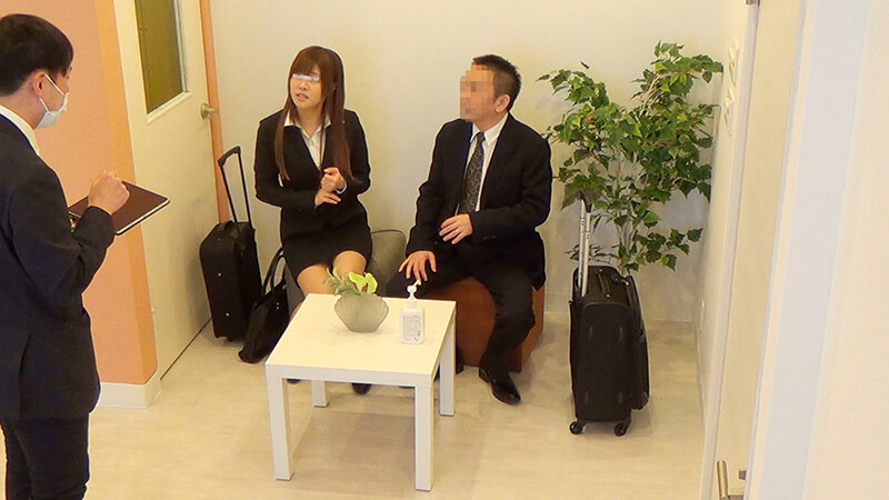 一般男女モニタリングAV 職場の同僚ドッキリ企画 出張先のビジネスホテルで新人女子社員と絶倫上司が2人っきりでまさかまさかの相部屋宿泊！次々と巻き起こるエッチなハプニングで急接近した同じ職場の男女が会社に内緒の生ハメセックス！翌日の仕事も忘れ没頭のけぞりイ… - サンプル画像 - 2