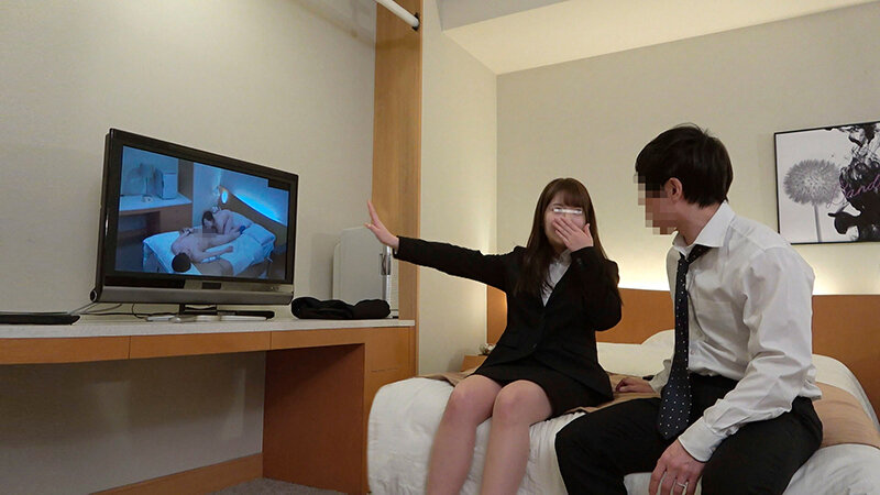 一般男女モニタリングAV 職場の同僚ドッキリ企画 出張先のビジネスホテルで新人女子社員と絶倫上司が2人っきりでまさかまさかの相部屋宿泊！次々と巻き起こるエッチなハプニングで急接近した同じ職場の男女が会社に内緒の生ハメセックス！翌日の仕事も忘れ没頭のけぞりイ… - サンプル画像 - 4