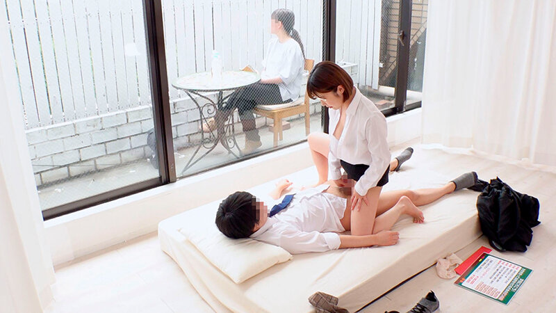 一般男女モニタリングAV 三者面談でセックスしちゃった担任の先生と生徒のその後まで追跡スペシャル マジックミラーの向こうには保護者である母親！巨乳女教師が童貞の教え子を優しい騎乗位で筆おろし中出し！！…した後日談:生徒思いの先生が禁断のセックスにドハマりして… - サンプル画像 - 3