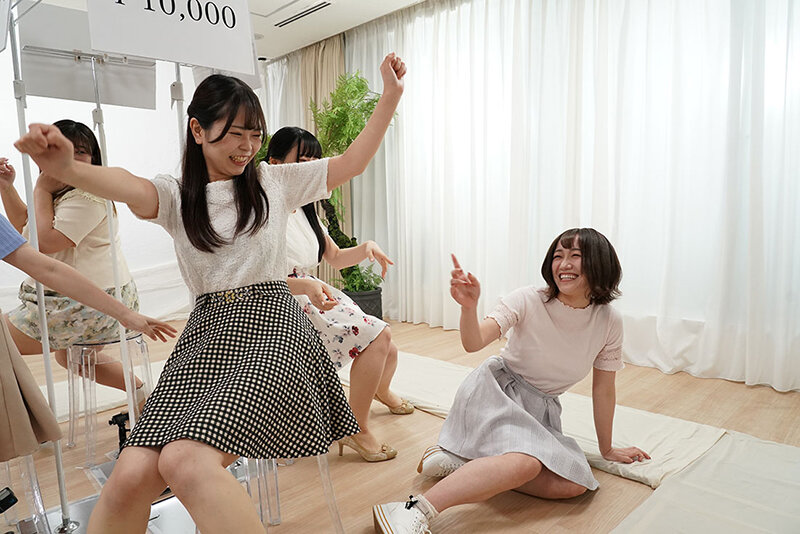 仲良し女友達限定！勝ち残れば100万円！脱落したらデカチン即ハメ！女子大生5人組が「ち○ぽ即ヌキ椅子取りゲーム」に挑戦！親友の目の前で次々とデカチン激ピストンされ人生初の生中出しセックス！！ - サンプル画像 - 4