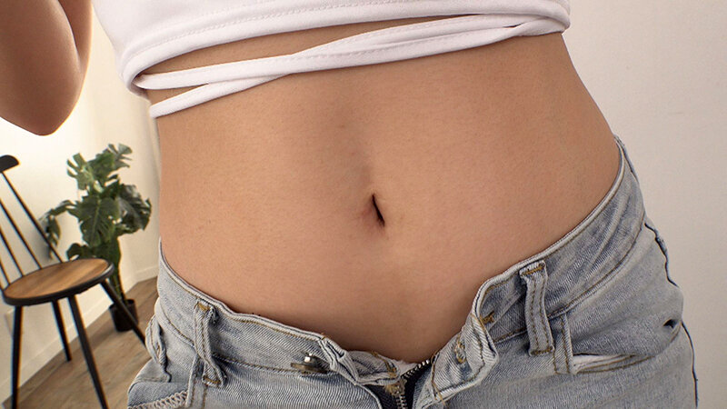 平均年齢22.5歳！！【へそ出しコーデ女子限定】初めてのおへそ観察＆DEEP乳揉み！恥ずかしいけどアヘ吐息を漏れ漏れww へそ出し敏感娘はエチエチ発情しちゃって生ち○ぽだって受け入れちゃう！おへそとバストが綺麗な素人娘4名全員連続中出しSEX収録SP - サンプル画像 - 16