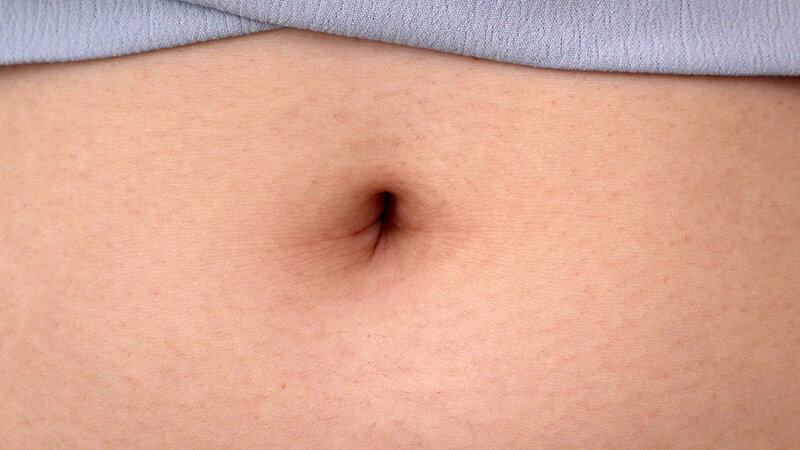 平均年齢22.5歳！！【へそ出しコーデ女子限定】初めてのおへそ観察＆DEEP乳揉み！恥ずかしいけどアヘ吐息を漏れ漏れww へそ出し敏感娘はエチエチ発情しちゃって生ち○ぽだって受け入れちゃう！おへそとバストが綺麗な素人娘4名全員連続中出しSEX収録SP - サンプル画像 - 3