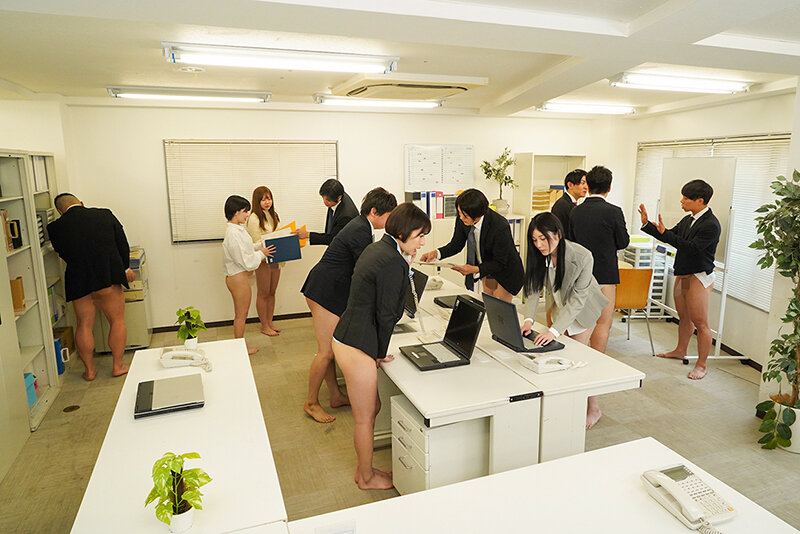 下半身露出が当たり前になった世界 パンツもスカートも無くなった世界では性器もファッション！綺麗な濡れマ●コは美女、常に勃起チ●ポはイケメンの新価値観！ - サンプル画像 - 2
