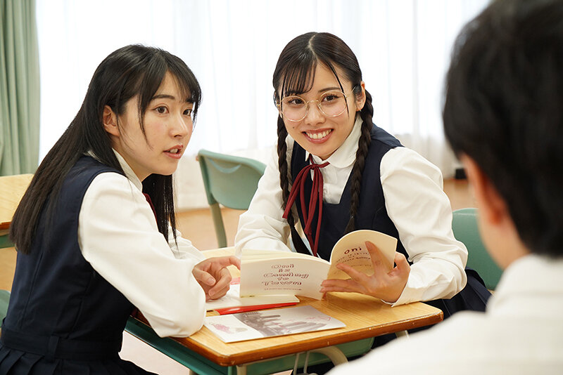地味マ●コ クラスの隅でオタ活してる非モテ女子に声をかけたら中身は真正ビッチのチ●ポ好きヤリマンだった。共有肉ディルド扱いされボクは彼女らに金玉空っぽになるまで痴女られる。 皆月ひかる・有栖舞衣 - サンプル画像 - 2