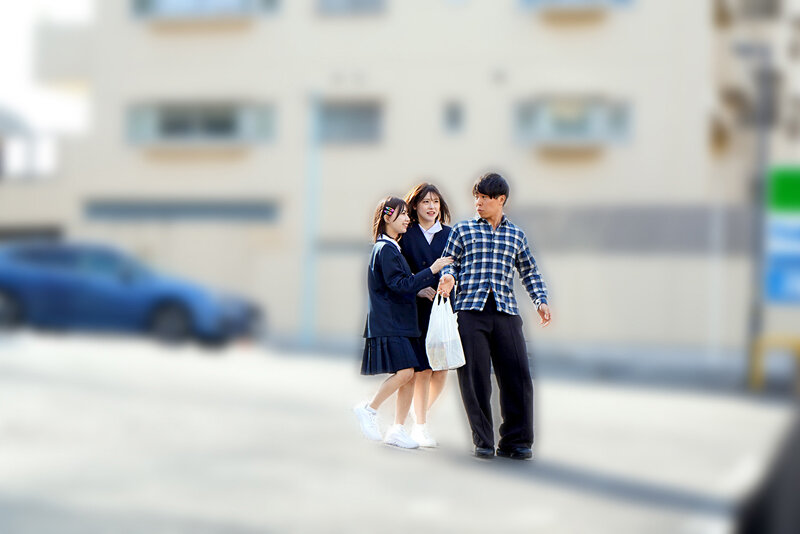 ロリびっちなヲタ活女子はコンビニでキャラくじを大人買いする見知らぬおじさん達を無毛ぷにマ●コでもてあそんで景品を巻き上げる恐喝（カツアゲ）痴女っ子 皆瀬あかり 日向由奈 - サンプル画像 - 2