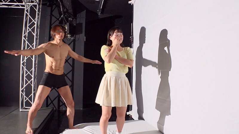 一般男女モニタリングAV ラブラブカップル限定 影絵に挑戦！ドキドキ寝取られシルエットクイズ！2 布越しに彼氏に見られているのに女子大生がデカチンSEXで生中出し！ - サンプル画像 - 2