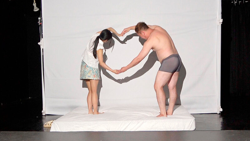 一般男女モニタリングAV ラブラブカップル限定 影絵に挑戦！ドキドキ寝取られシルエットクイズ！2 布越しに彼氏に見られているのに女子大生がデカチンSEXで生中出し！ - サンプル画像 - 4