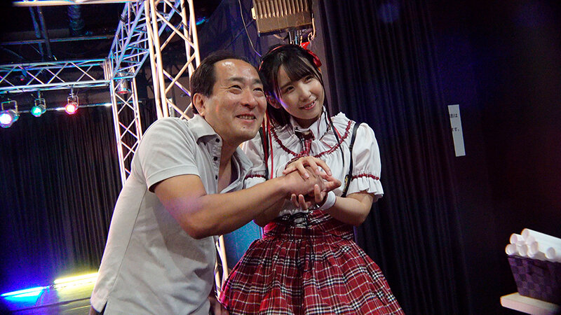 おじさん童貞純情物語～恋する地下アイドル～ デビューから応援していた25歳年下の地下アイドルから告白されて付き合って童貞を卒業した中年独身男の奇跡の初恋ドキュメンタリー - サンプル画像 - 3