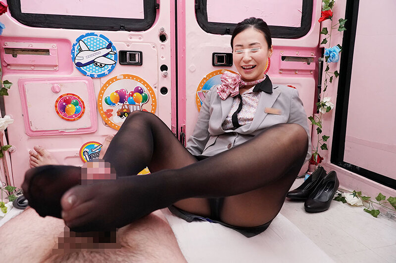 一般男女モニタリングAV×マジックミラー便コラボ企画‘フライト帰りのCAはチ○ポが欲しくてたまらない’という噂は本当か！？大手航空会社勤務のキャビンアテンダントが黒パンスト美脚でフル勃起したデカチ○ポに自らまたがり腰振りガニ股騎乗位で連続中出し！6「あなたよ… - サンプル画像 - 3