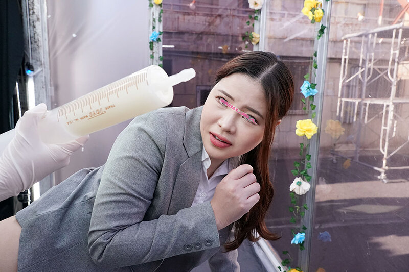 顔出しMM号 黒パンスト限定 ザ・マジックミラー デカ尻OLが初めての牛乳エネマ体験！アナルに大量ミルクを注入されたエリートOLは我慢できずに着衣のまま公開お漏らし噴射イキ！ - サンプル画像 - 2