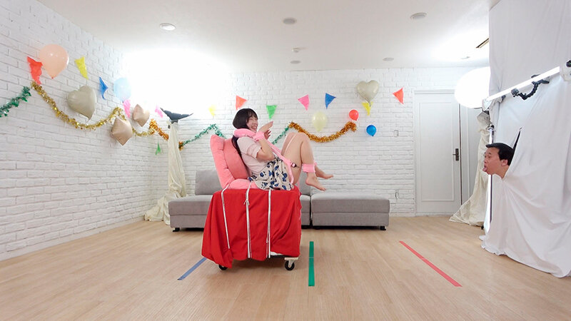 拘束！女子大生限定まんもりクイズ！不正解でベロベロおじさんの顔面にオマ○コ直撃密着クンニ！ - サンプル画像 - 3