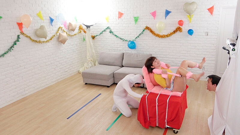 拘束！女子大生限定まんもりクイズ！不正解でベロベロおじさんの顔面にオマ○コ直撃密着クンニ！ - サンプル画像 - 5