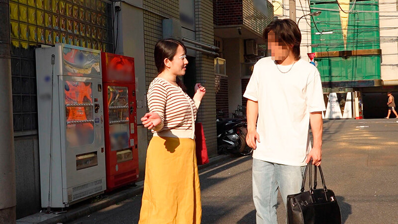 一般男女モニタリングAV 絶倫巨乳妻と童貞男子がザーメン20mlを溜めるまで出られないラブホからの脱出に挑戦！ 5 旦那とはご無沙汰の奥様が初めて逆ナンパした男子大学生を射精させるために手コキ・オナホコキ・フェラ・筆おろし！何発出しても萎えない年下チ○ポと大量の… - サンプル画像 - 2