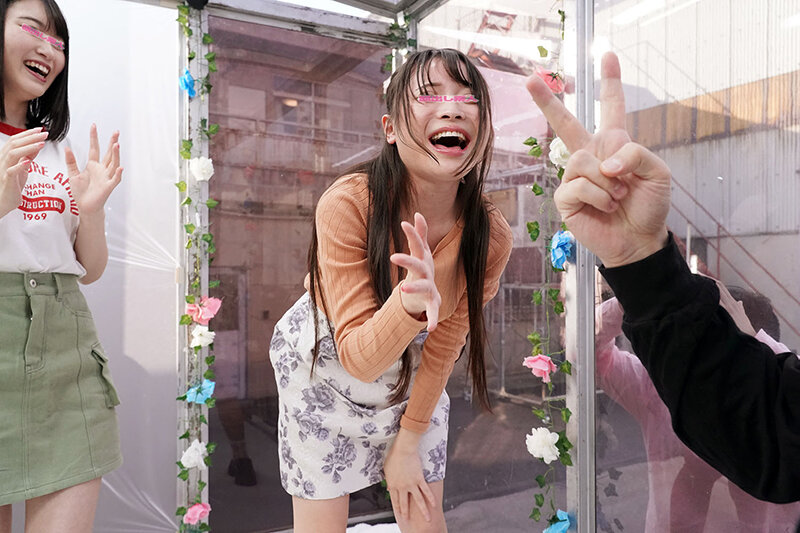 顔出しMM号 大学生Wカップル限定 ザ・マジックミラー 勝てば100万円！負ければ同時即ハメ！青空NTR中出し野球拳！彼氏たちの目の前で同時に寝取って生中出し！仲良し女子大生4P乱交スペシャル！ - サンプル画像 - 3