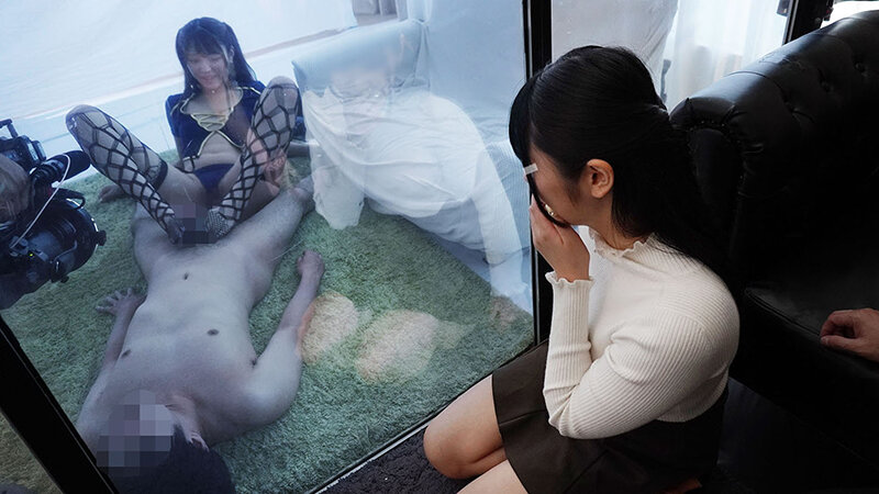 一般男女モニタリングAV 特設マジックミラー部屋でラブラブ大学生カップルが男女に別れてAV女優＆男優の凄テクイキ我慢に挑戦！！高身長スレンダー美脚痴女・木下ひまり×素人男子大学生（彼氏）/（彼女）素人女子大生×デカチン激ピストン男優 編 - サンプル画像 - 9